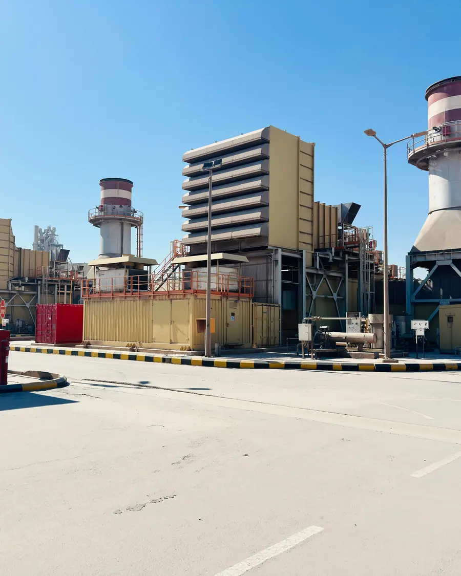 محطة كهرباء غازية تحت سماء صافية